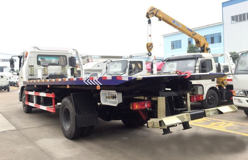 一拖二東風(fēng)多利卡帶臥清障車(chē)