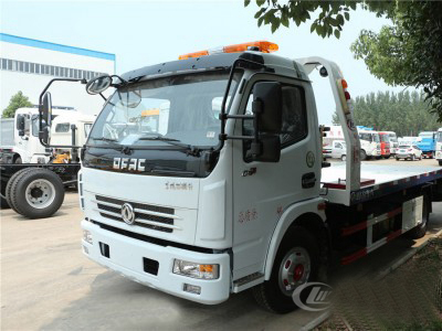 一拖二東風(fēng)大多利卡清障車(chē)