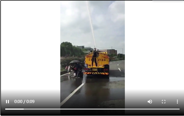 拍電影的時(shí)候下雨場(chǎng)景是用什么車輛弄出來的